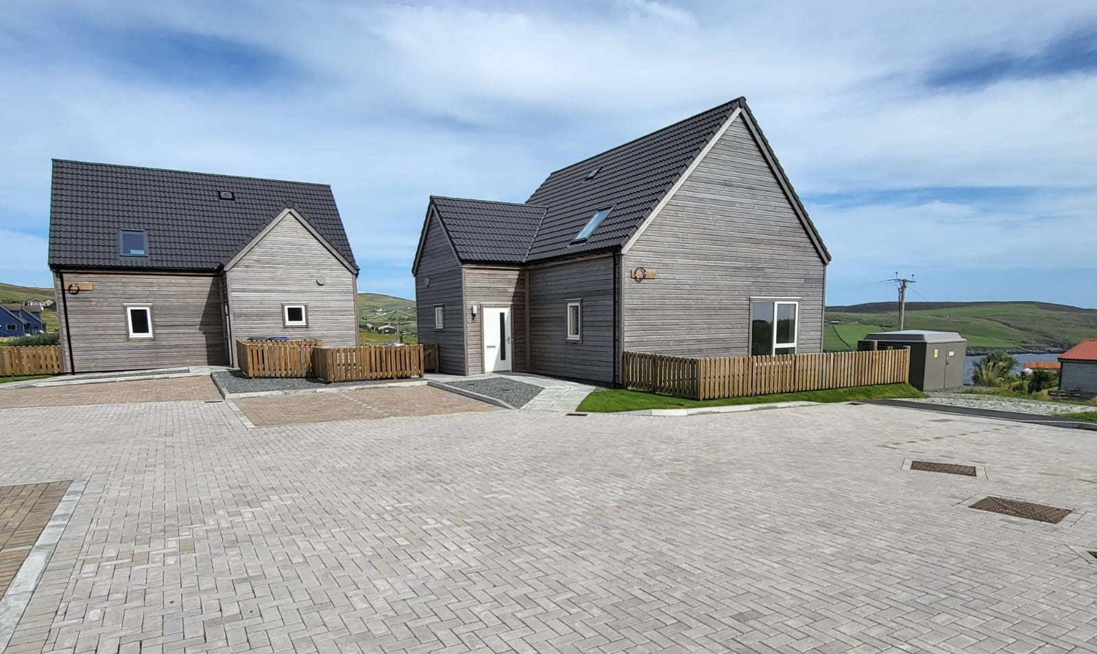 Keys are handed over to Hjaltland Housing Association for the Heathery