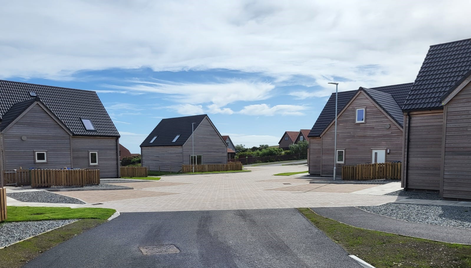 Keys are handed over to Hjaltland Housing Association for the Heathery